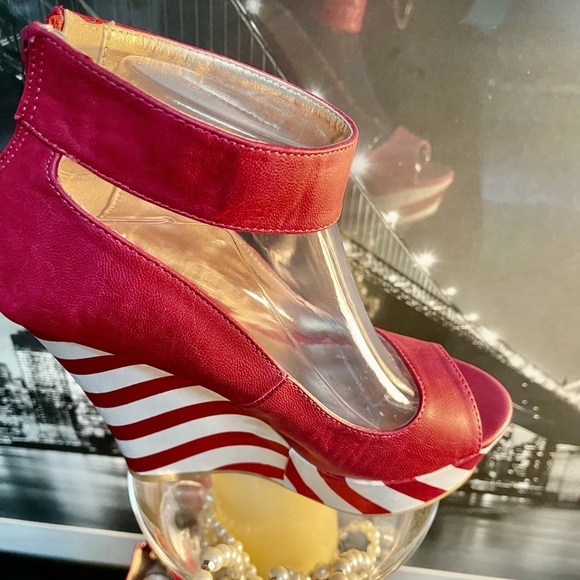 QUPID FINDER Wedge Open Toe, Ankle Strap Sandals - Picture 5 of 11